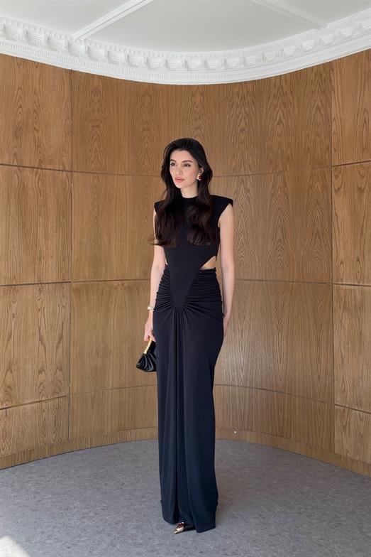 Bel Dekolteli Likralı Siyah Maxi Elbise