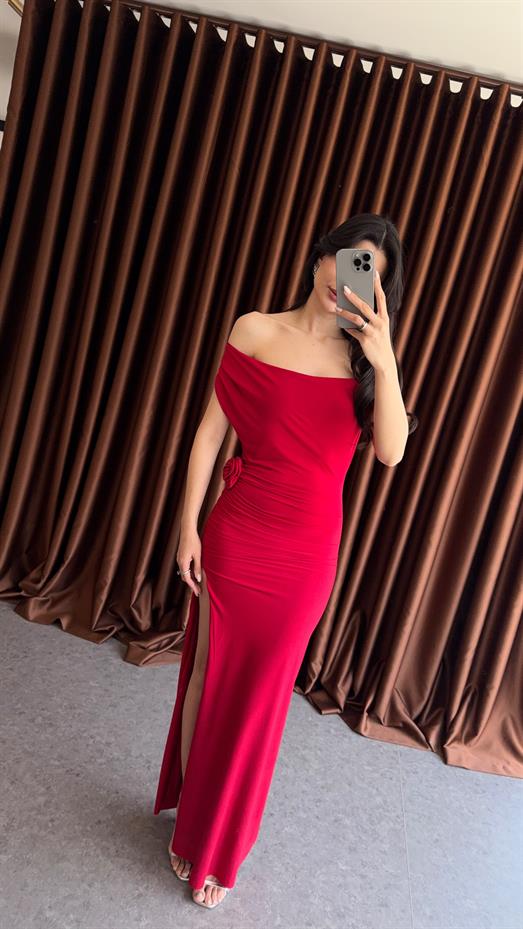 Beli Güllü Yırtmaçlı Kırmızı Elbise