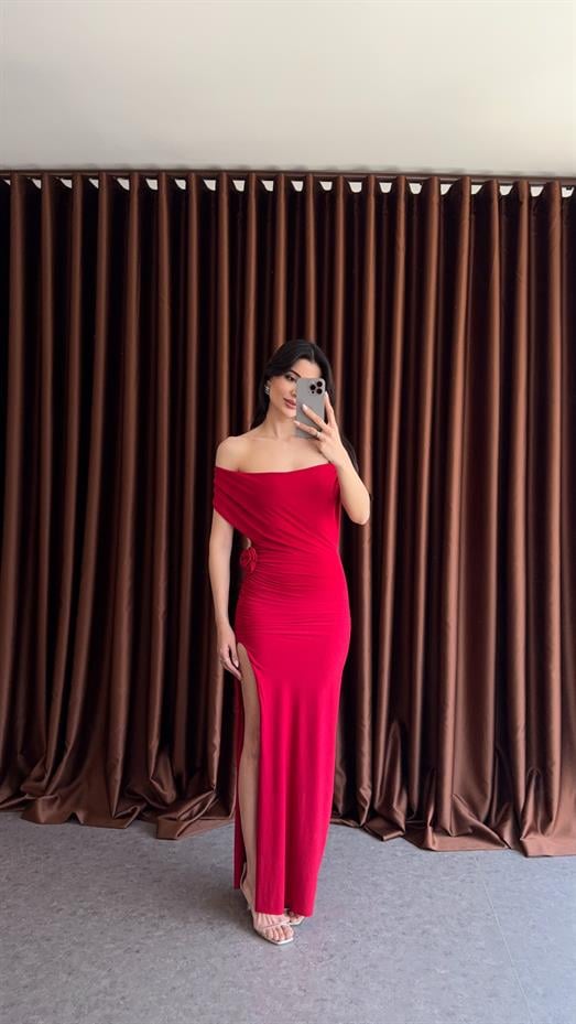 Beli Güllü Yırtmaçlı Kırmızı Elbise