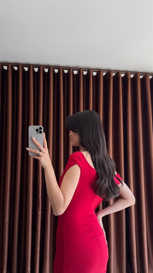 Beli Güllü Yırtmaçlı Kırmızı Elbise