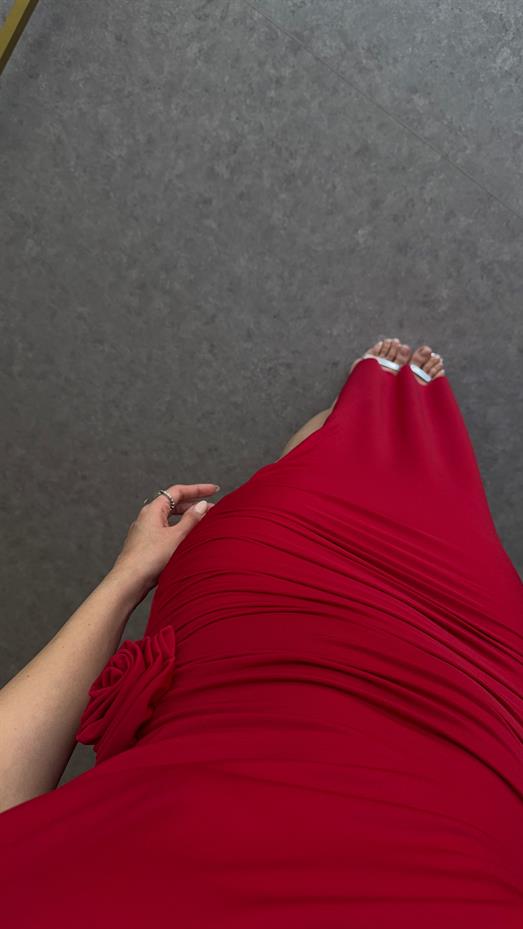 Beli Güllü Yırtmaçlı Kırmızı Elbise