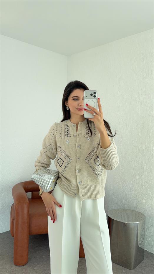 Boncuk Nakışlı Taş Hırka