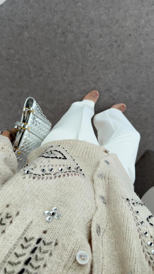 Boncuk Nakışlı Taş Hırka