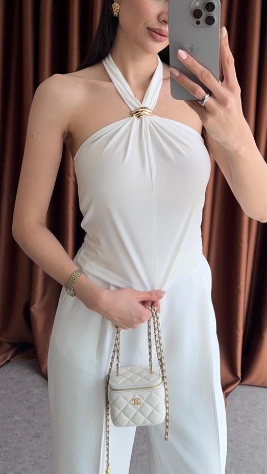 Boyun Broşlu Beyaz Bluz