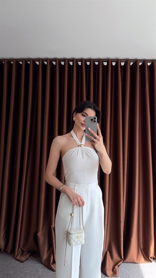 Boyun Broşlu Beyaz Bluz