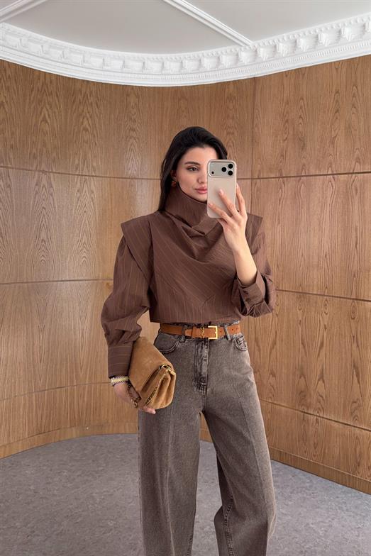 Boyun Detaylı Kahve Gömlek