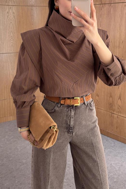 Boyun Detaylı Kahve Gömlek