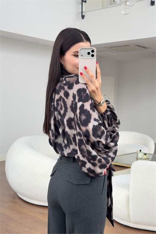 Boyun Detaylı Leopar Şifon Bluz
