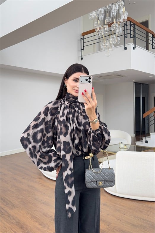 Boyun Detaylı Leopar Şifon Bluz