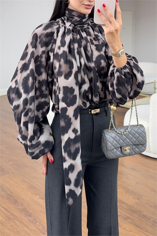 Boyun Detaylı Leopar Şifon Bluz