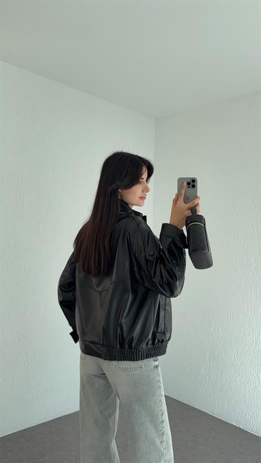 Boyun Detaylı Siyah Deri Ceket