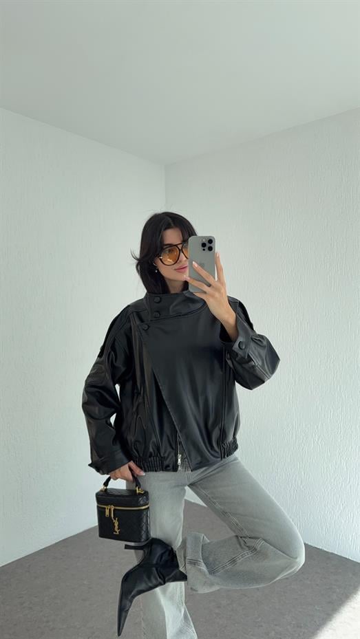 Boyun Detaylı Siyah Deri Ceket