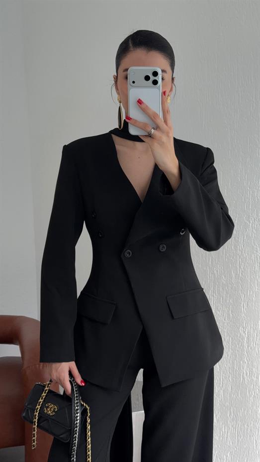 Boyun Detaylı Siyah Takım