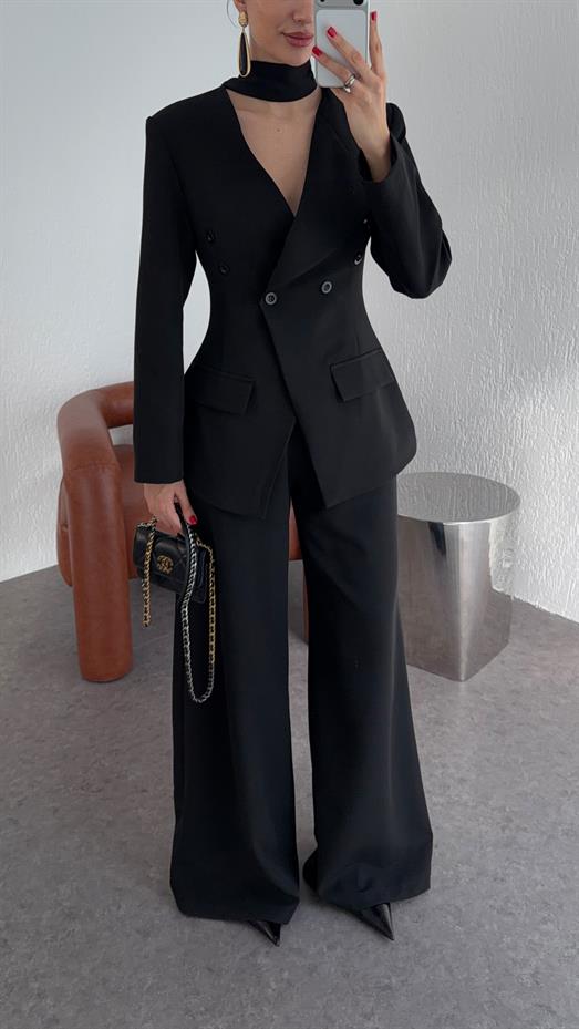 Boyun Detaylı Siyah Takım