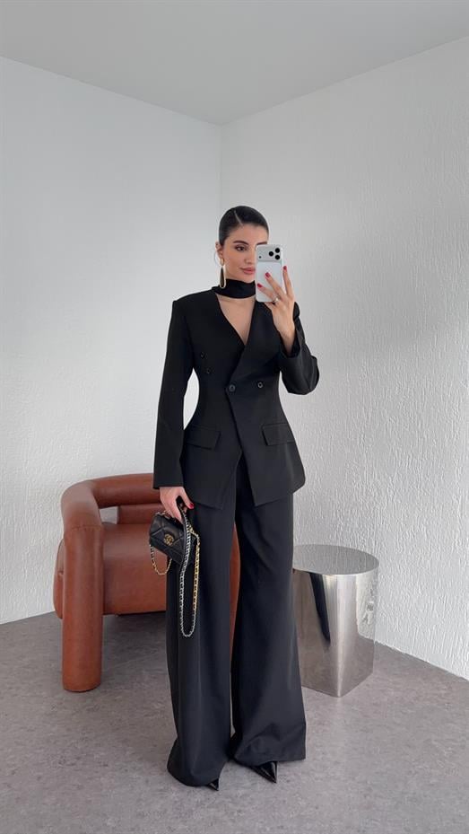 Boyun Detaylı Siyah Takım