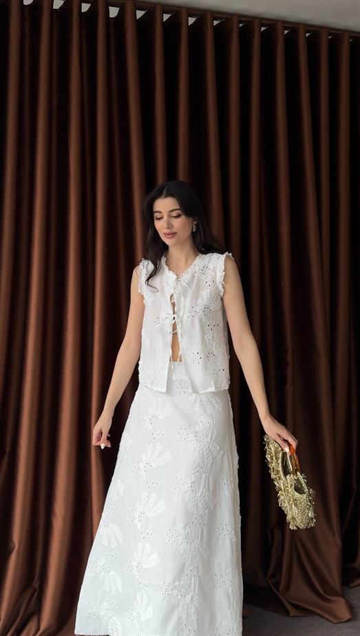 Çiçek Fistolu Beyaz Bluz