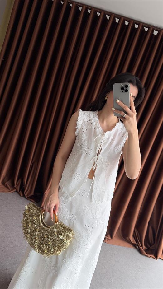 Çiçek Fistolu Beyaz Bluz