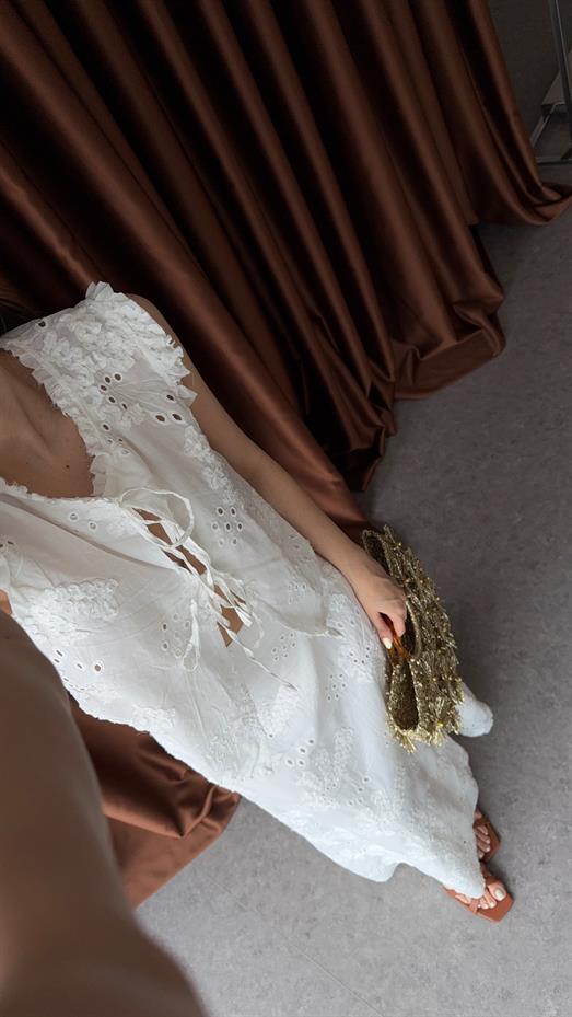 Çiçek Fistolu Beyaz Bluz