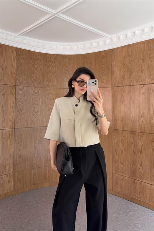 Dik Yaka Bej Minimal Crop Ceket