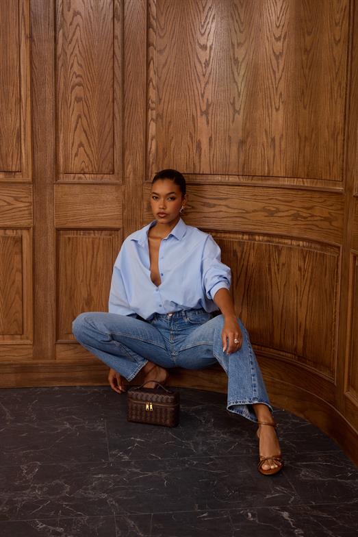 Düğmeli Mavi Gömlek