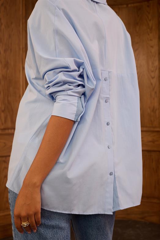 Düğmeli Mavi Gömlek