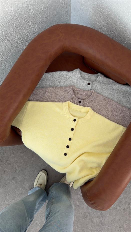 Düğmeli Sarı Triko Kazak