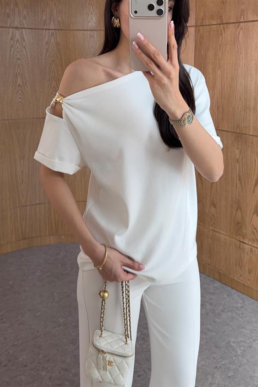 Düşük Omuz Tokalı Basic Beyaz Bluz