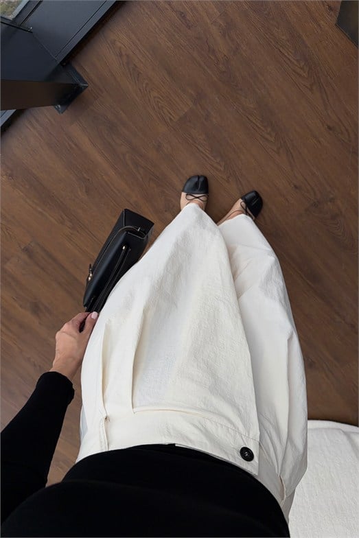 Ekru Asimetrik Düğme Detaylı Pantolon