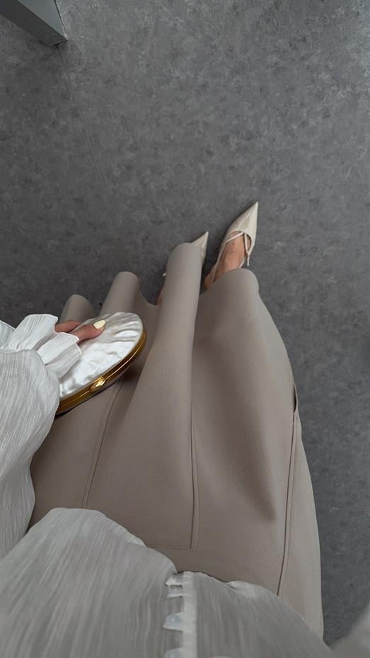 Godeli Yırtmaçlı Krem Etek