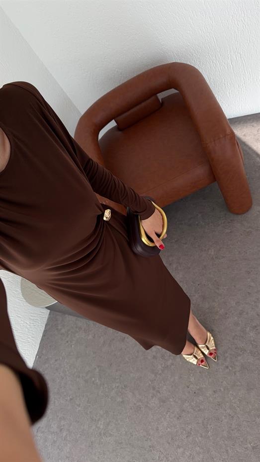 Gold Detaylı Büzgülü Kahverengi Elbise