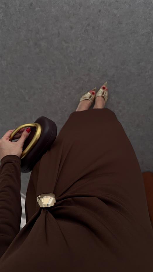 Gold Detaylı Büzgülü Kahverengi Elbise