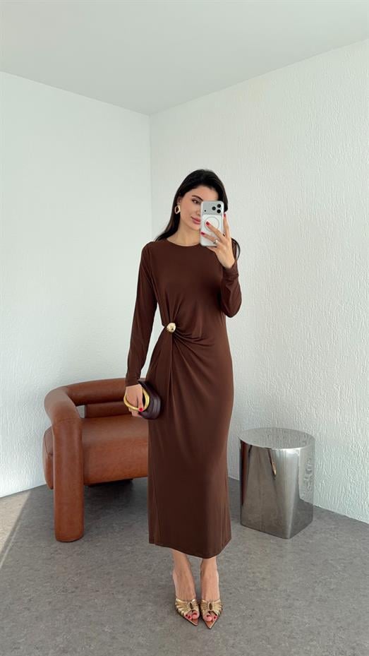 Gold Detaylı Büzgülü Kahverengi Elbise