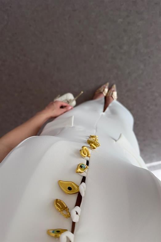 Gold Düğme Detaylı Yırtmaçlı Beyaz Midi Elbise