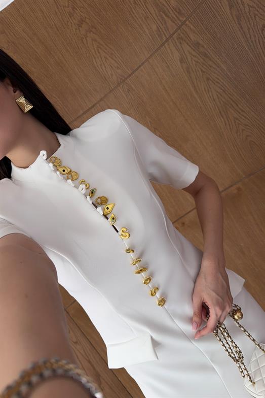 Gold Düğme Detaylı Yırtmaçlı Beyaz Midi Elbise