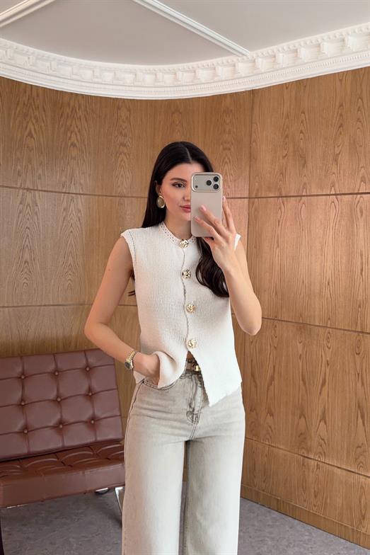 Gold Düğmeli Ekru Triko Yelek