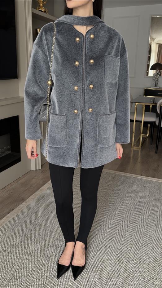 Gold Düğmeli Gri Kısa Kürk Ceket