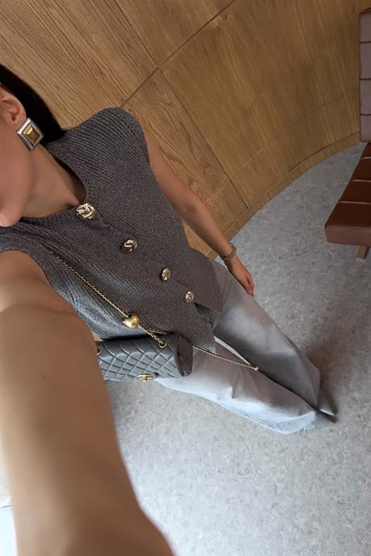 Gold Düğmeli Gri Triko Yelek