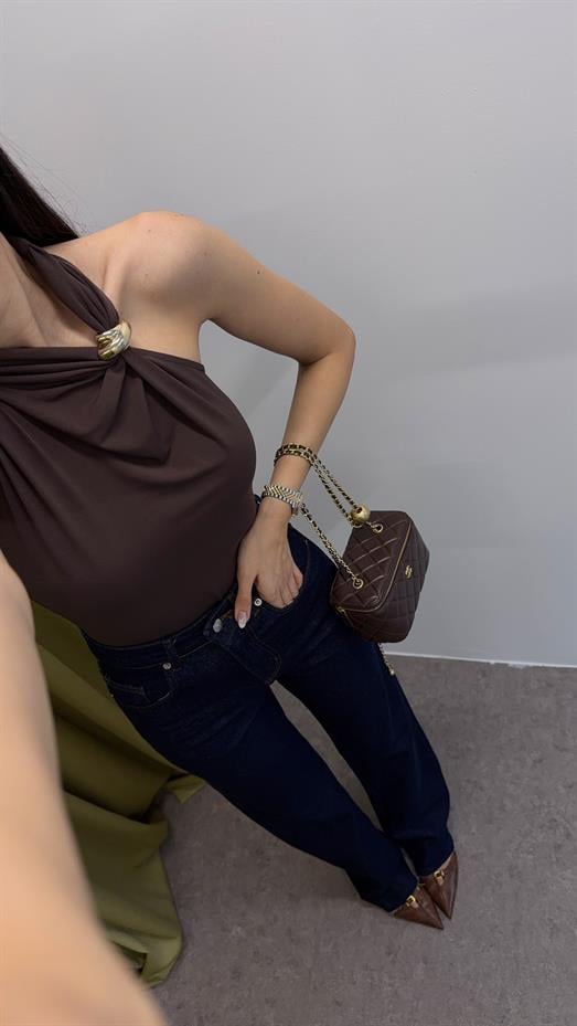 Gold Tokalı Tek Omuz Kahve Bluz