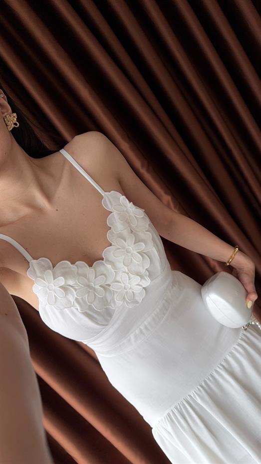 Güllü Beyaz Elbise