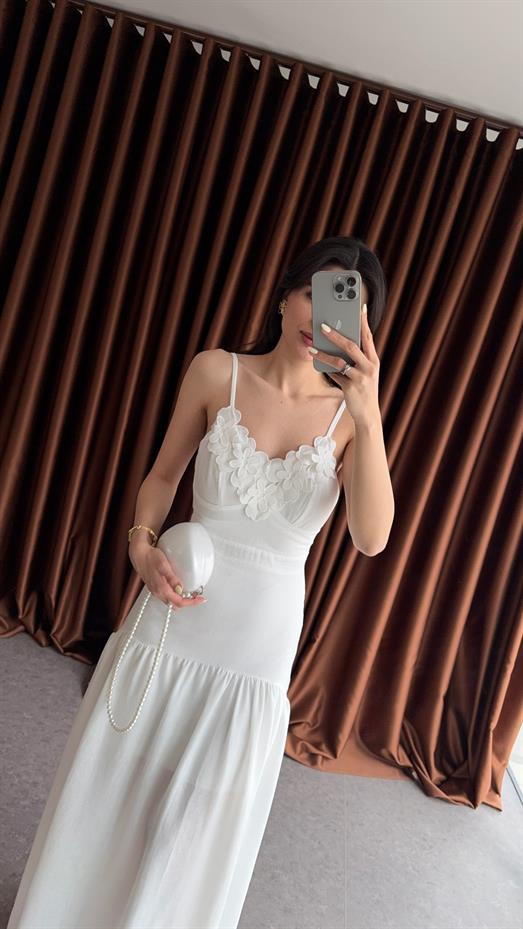 Güllü Beyaz Elbise