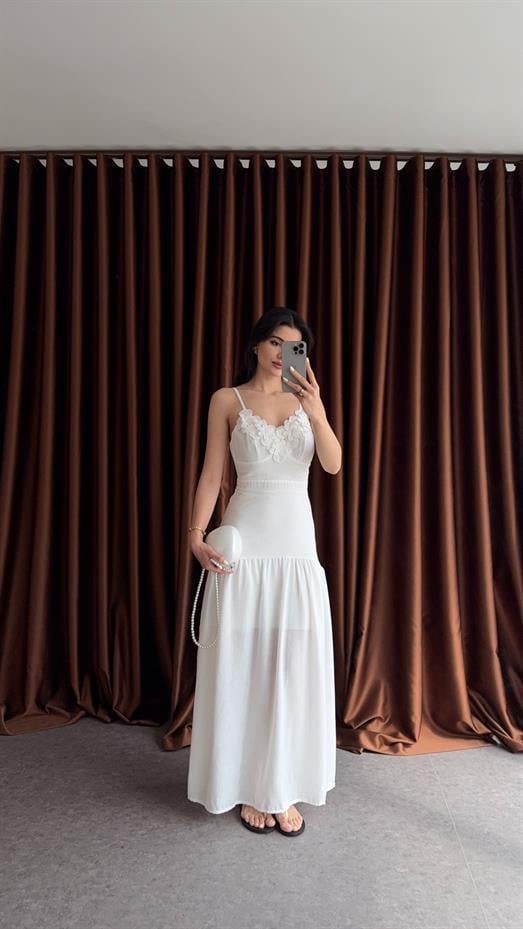 Güllü Beyaz Elbise