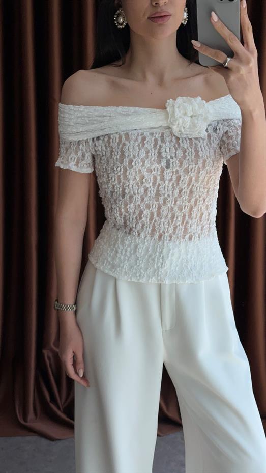 Güllü Transparan Beyaz Bluz