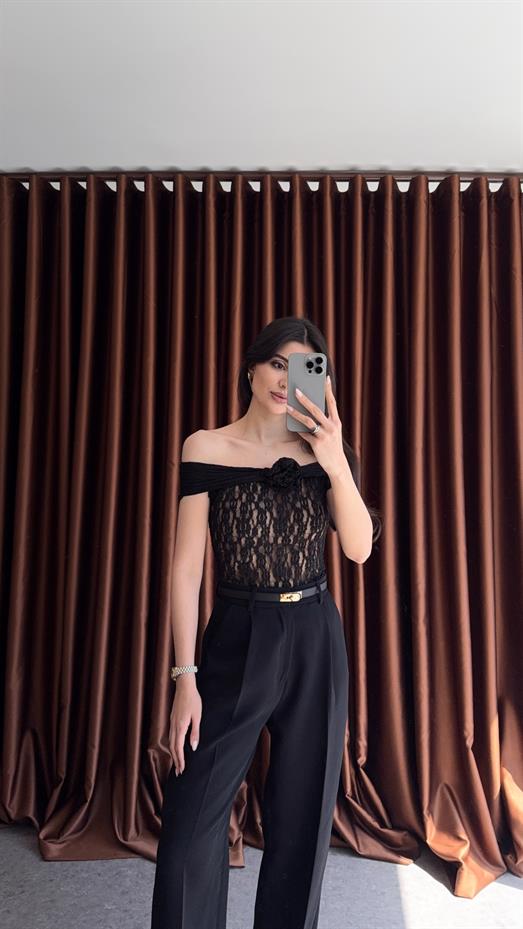 Güllü Transparan Siyah Bluz