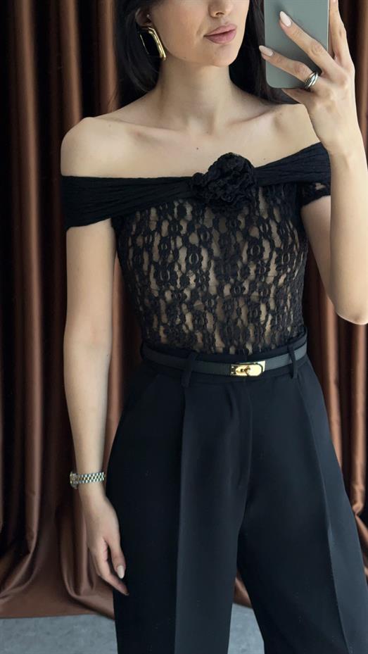 Güllü Transparan Siyah Bluz