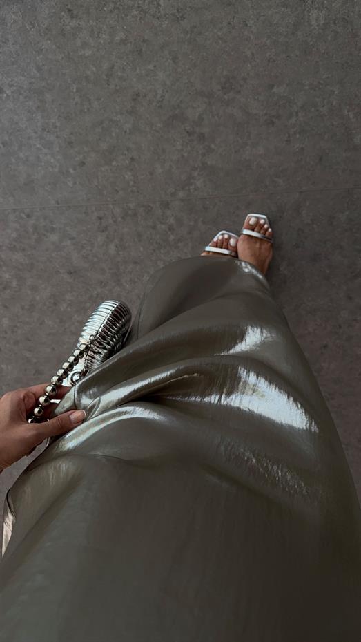 Gümüş Parlak Elbise