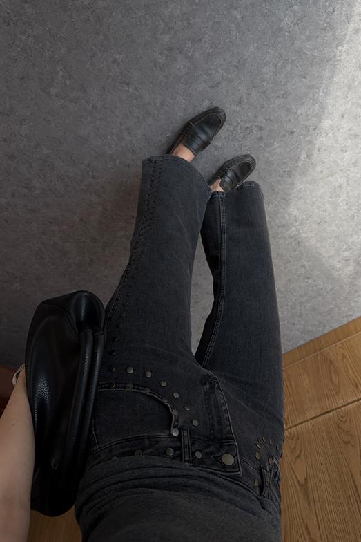 Gümüş Zımbalı Antrasit Jean