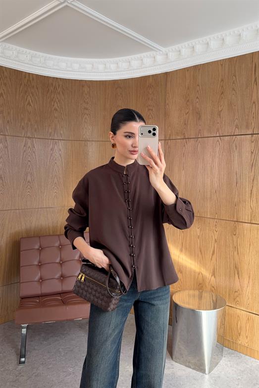 Hakim Yaka Düğmeli Kahve Gömlek