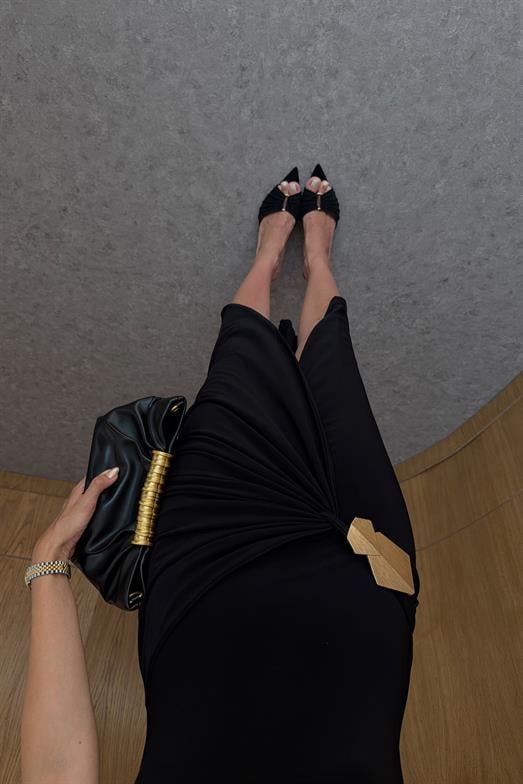 Halter Yaka Drapeli Gold Tokalı Siyah Elbise