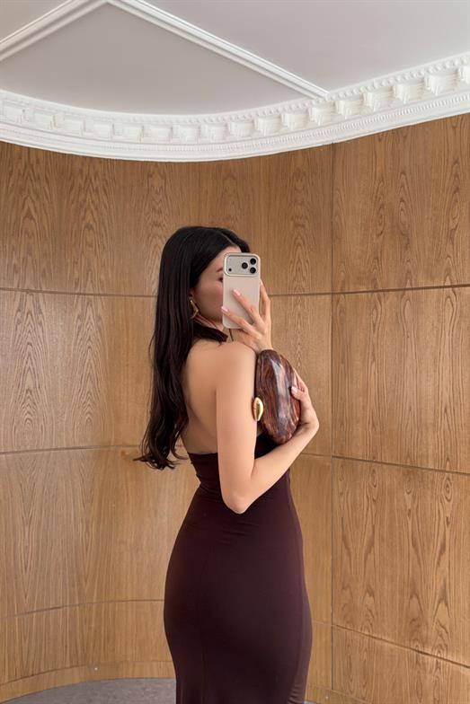 Halter Yaka Kahve Toka Detaylı Likralı Kahverengi Elbise