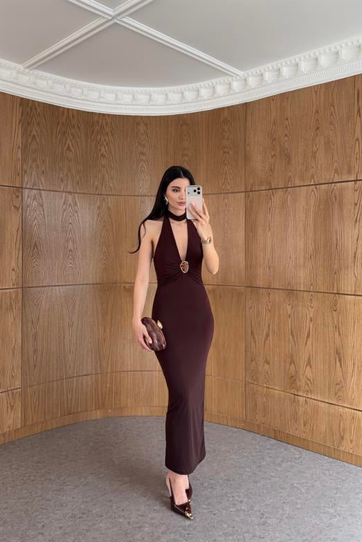 Halter Yaka Kahve Toka Detaylı Likralı Kahverengi Elbise